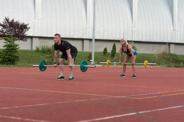 Jovens fazendo Bent Over Barbell Row Exercício — Fotografia de Stock