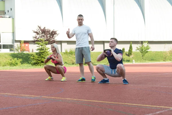 Fitnesstrainerin zeigt Daumen hoch — Stockfoto