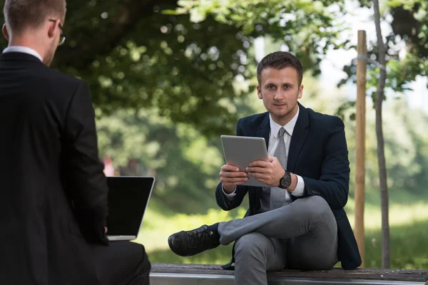 Twee zakenmannen werken op een Computer — Stockfoto