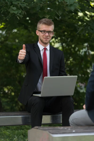 Счастливый бизнесмен показывает большой палец вверх знак — стоковое фото