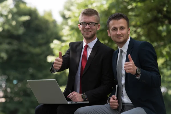 Gelukkig zakenman duimen omhoog teken weergegeven: — Stockfoto