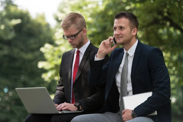 Zakenman praten op telefoon In Park — Stockfoto