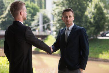 Parkta el sıkışan iki iş adamı