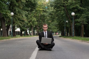 onun bilgisayar ile bir ara üzerinde işadamı