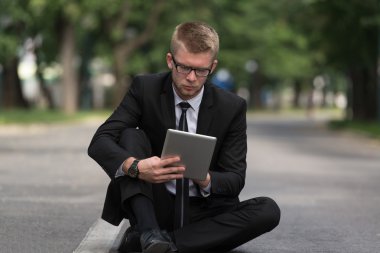 onun bilgisayar ile bir ara üzerinde işadamı