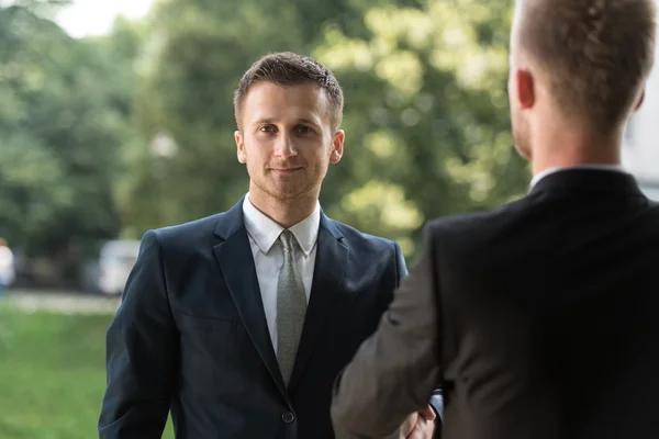 Dois empresários apertando as mãos cumprimentando um ao outro — Fotografia de Stock