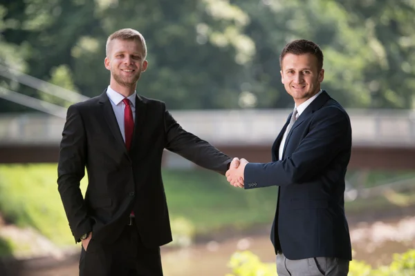 Två affärsman skakar hand hälsar varandra — Stockfoto