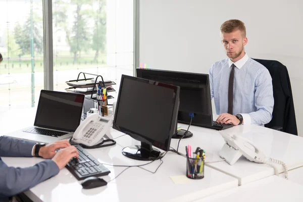 Affari Persone Discussione Al Computer — Foto Stock