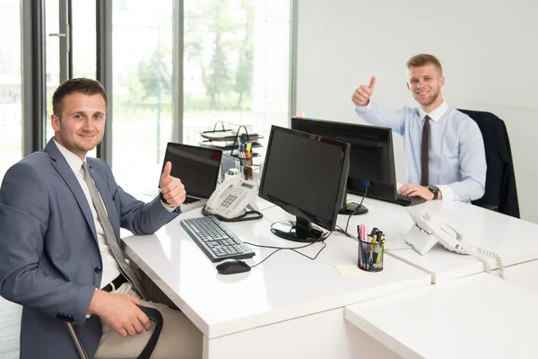 Empresarios mostrando el signo Ok con el pulgar hacia arriba —  Fotos de Stock