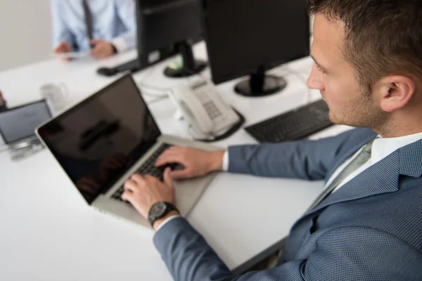 Affärsman på en brytning med sin dator — Stockfoto