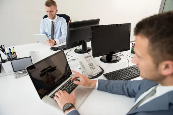 Geschäftsleute diskutieren am Computer — Stockfoto