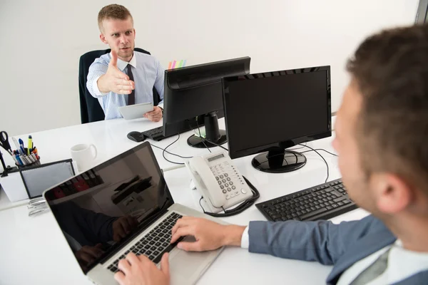 Zwei Geschäftsleute arbeiten an einem Computer — Stockfoto