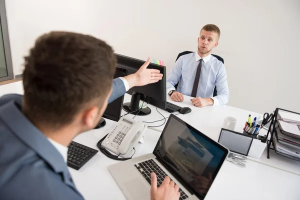 Jovens Empresários Bullying The Colleague — Fotografia de Stock