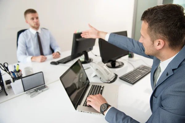 Jonge ondernemers de collega pesten — Stockfoto