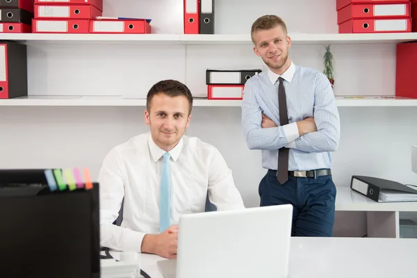 Dois empresários em um escritório sorrindo — Fotografia de Stock