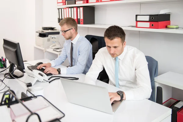 Zwei Geschäftsleute arbeiten an einem Computer — Stockfoto