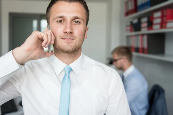 Mladý obchodník na telefonu — Stock fotografie