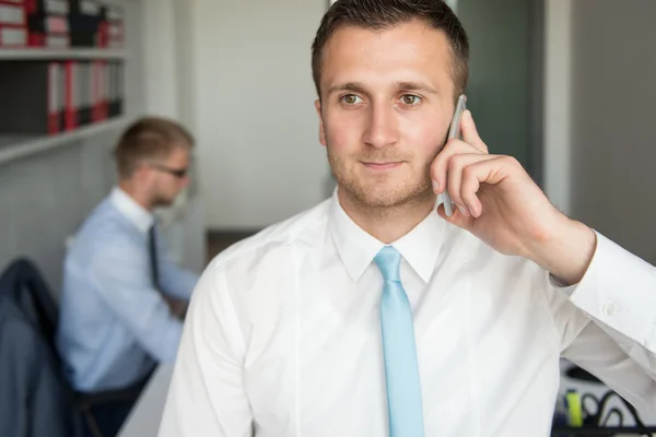 Manier inzakenman praten op telefoon in office — Stockfoto