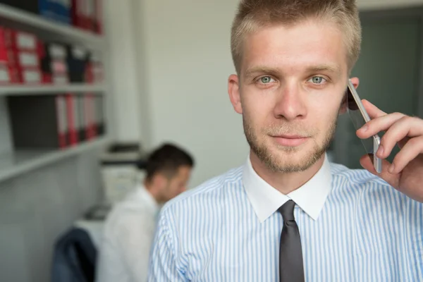 Jonge zakenman praten aan de telefoon — Stockfoto