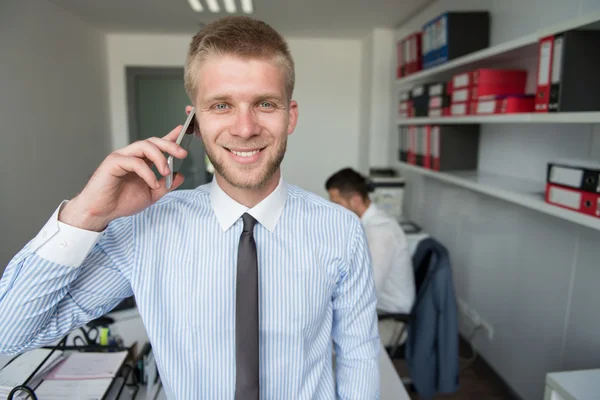 Mladý obchodník na telefonu — Stock fotografie