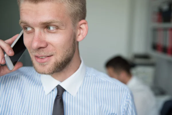 Jonge zakenman praten aan de telefoon — Stockfoto