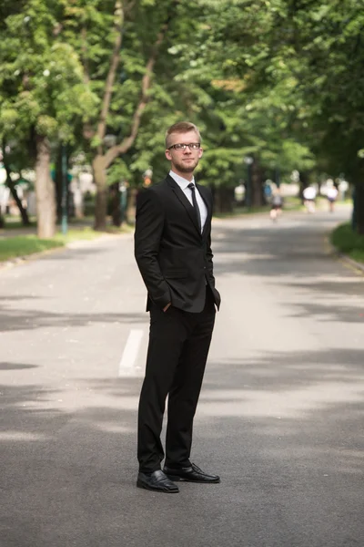 Portret van een vertrouwen zakenman buiten In Park — Stockfoto