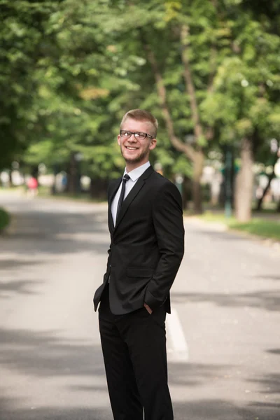 Portret van een vertrouwen zakenman buitenshuis In Park — Stockfoto