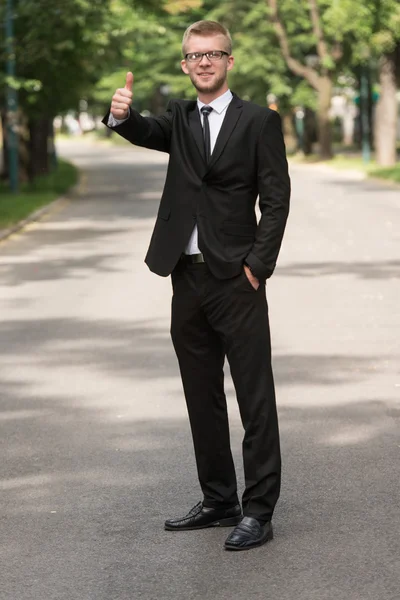 Empresário feliz mostrando polegares para cima sinal — Fotografia de Stock