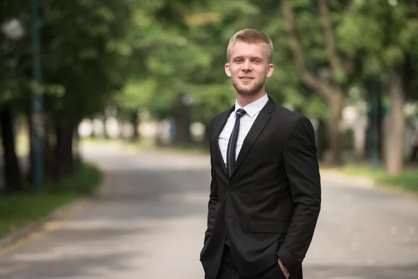 Portret van een vertrouwen zakenman buitenshuis In Park — Stockfoto