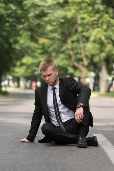 Cansado Empresário Sentado em Asfalto Ao Ar Livre No Parque — Fotografia de Stock
