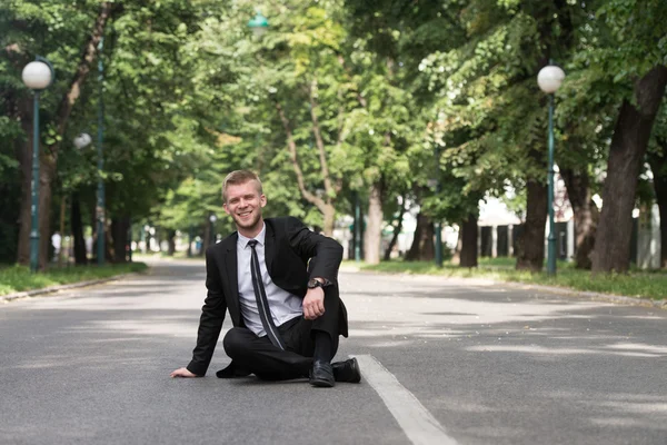 Portret pewność biznesmena na świeżym powietrzu w parku — Zdjęcie stockowe