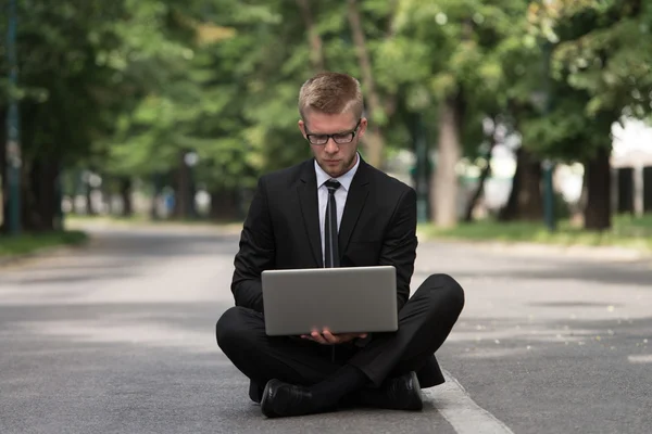 Jeune homme travaillant sur tablette à l'extérieur du bureau — Photo