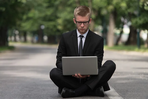 Homme d'affaires travaillant sur tablette à l'extérieur du bureau — Photo