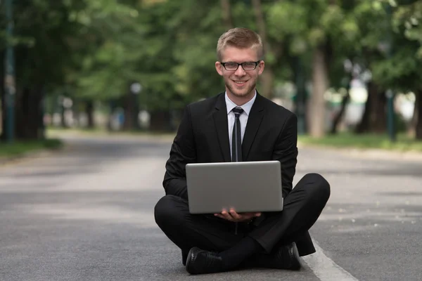 Jovem trabalhando em tablet fora do escritório — Fotografia de Stock