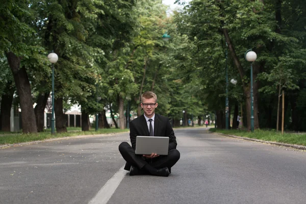 Empresario trabajando en la tableta fuera de la oficina — Foto de Stock