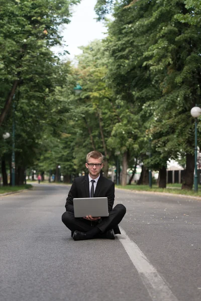 Empresário trabalhando em tablet fora do escritório — Fotografia de Stock