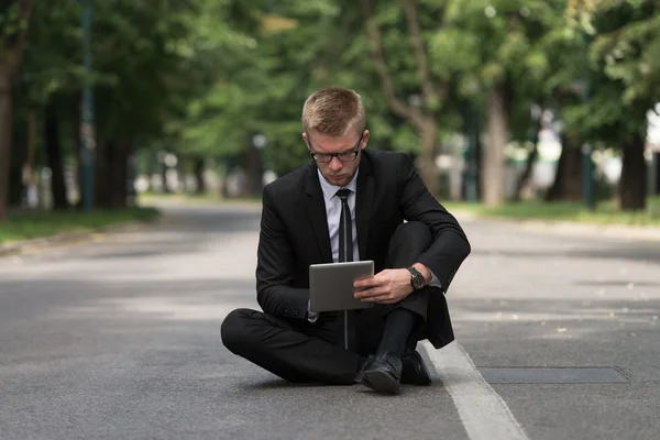 Young Man Working On Tablet Outside The Office — Stock Photo, Image