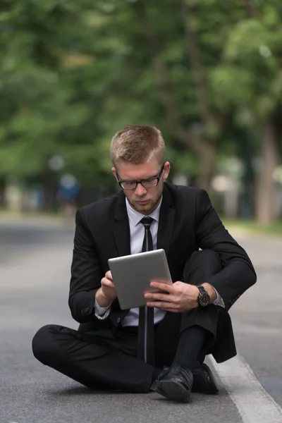 Geschäftsmann arbeitet außerhalb des Büros am Tablet — Stockfoto