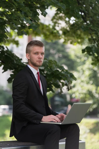 Młody mężczyzna pracujący na Tablet poza biurem — Zdjęcie stockowe