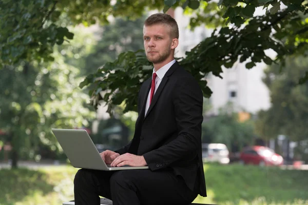 Empresário trabalhando em tablet fora do escritório — Fotografia de Stock