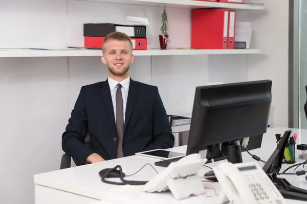 Affärsman på en brytning med sin dator — Stockfoto