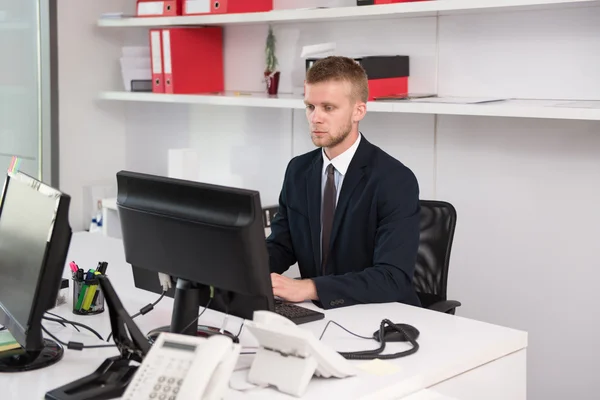 Geschäftsmann macht Pause mit seinem Computer — Stockfoto