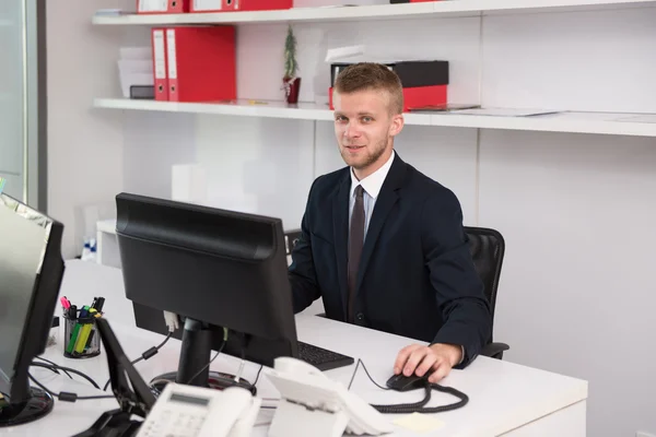 Affärsman på en brytning med sin dator — Stockfoto