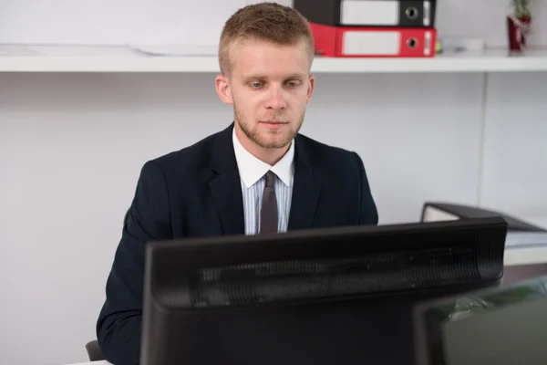 Empresario en un descanso con su computadora —  Fotos de Stock