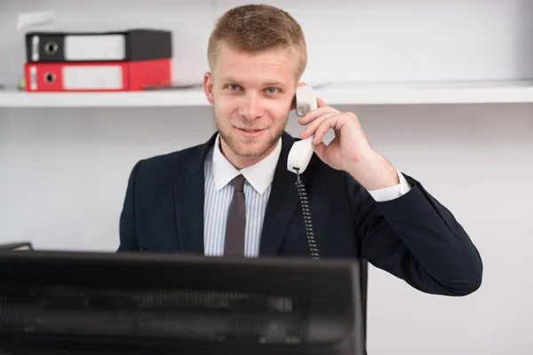 Jovem empresário ao telefone — Fotografia de Stock