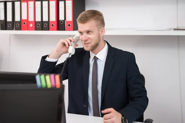 Empresário falando por telefone no escritório — Fotografia de Stock
