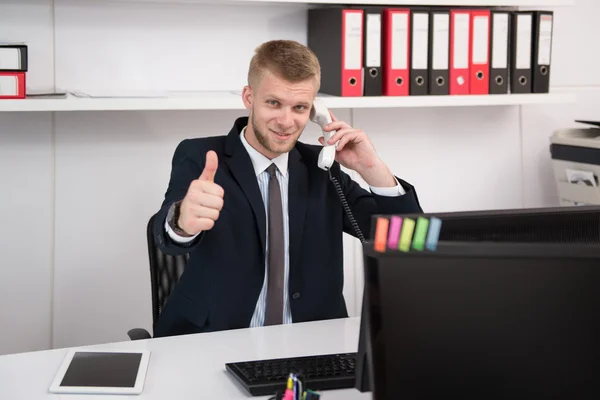 Feliz hombre de negocios pulgares hacia arriba signo — Foto de Stock