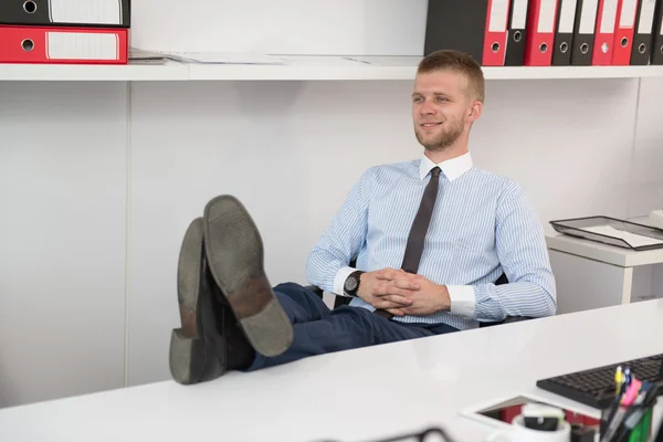 Ung affärsman slappnar sitter på kontoret — Stockfoto