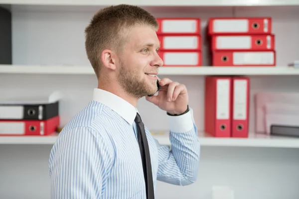 Manier inzakenman praten op telefoon in office — Stockfoto