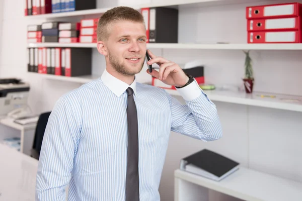 Manier inzakenman praten op telefoon in office — Stockfoto